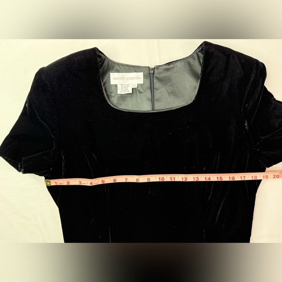Maggy London Vintage Velvet Dress Short Sleeves Square Neck Size 12 - Picture 7 of 9